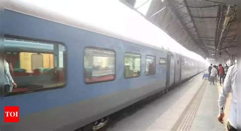 Patna Railway Station Viral Video: FIR filed against。